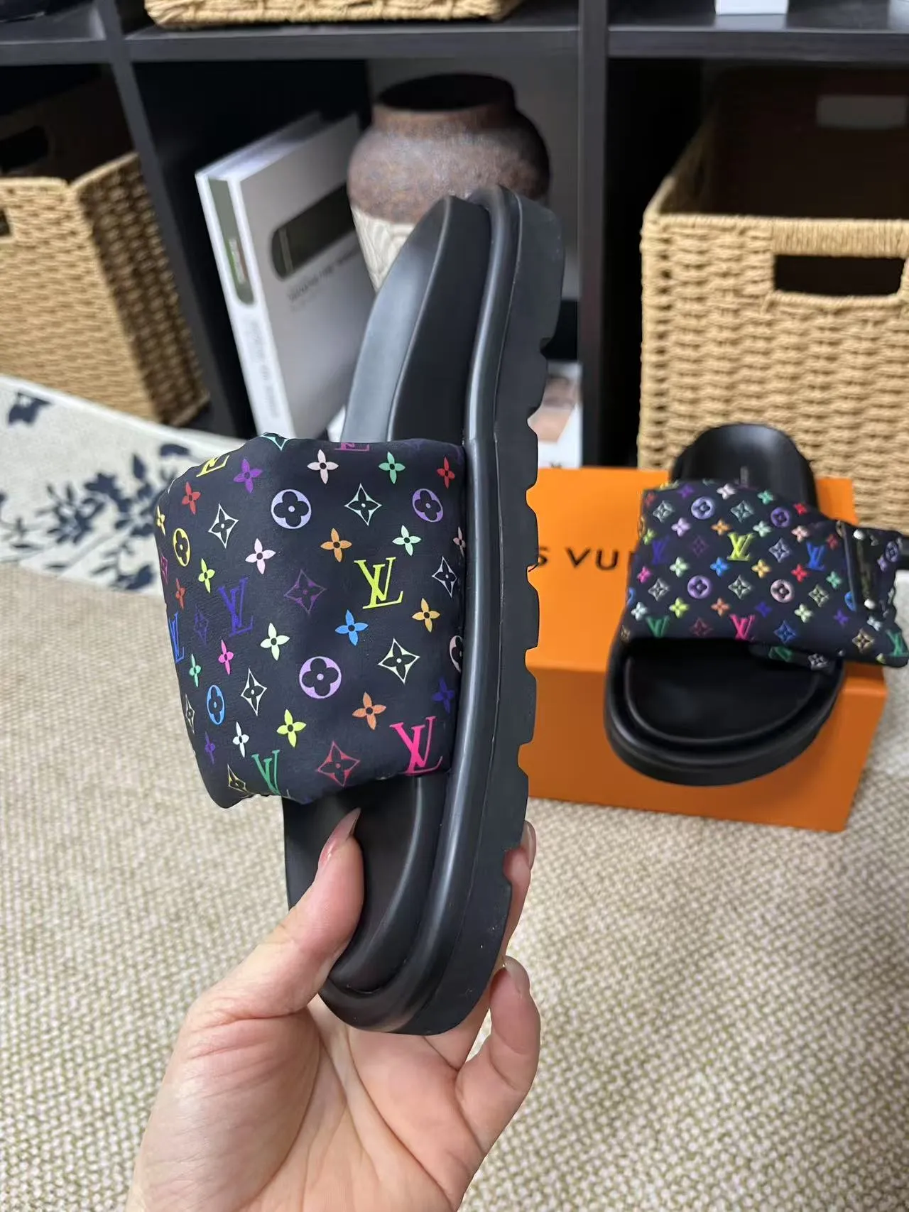 P340 yuan LV Louis Vuitton Full of high-end feel! A popular model among bloggers at home and abroad, it’s retro and fashionable, and looks stunning on your feet! Mainly recommended model on the official website★ ━━━━━ ЅᏇєєt ━━━━━ ▪️Upper: original calfskin ➕5D printing process ▪️Inner: imported mixed sheepskin ▪️Outsole: original molded foam outsole ▪️Size: Female 35-40 Men's 39-44 (women's 41 men's 45)
